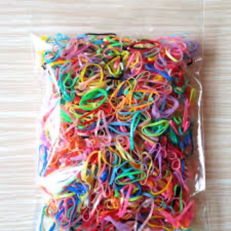 Dây nhỏ mỏng ít đau tóc. Mình cột cho con gái thì okie. Còn cột cho người lớn thì hơn nhỏ.