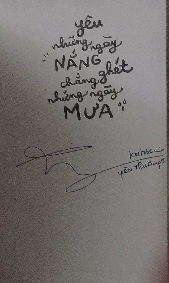 -Yêu Những Ngày Nắng Chẳng Ghét Những Ngày Mưa-
lúc sách công bố bìa là hóng để săn bản có chữ kí tay của a kluz roiii, công nhận 500 bản mà hết nhanh quá may mà tui săn được kekeeke 
Mình mua sách là do mình yêu thích những nét vẽ dễ thương và là fan bê tông của a=))
Sách xinh lắm ạ, a kulz còn hướng dẫn vẽ kèm theo những lời tâm sự rất dth 💗 
Ngại gì mà k đặt sách đi mí bồ :3 iu thương