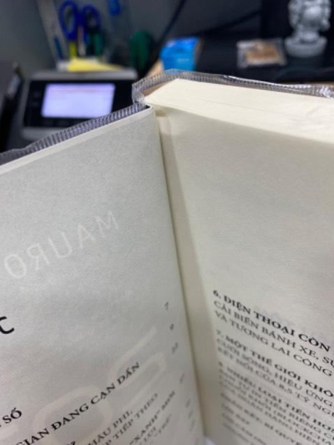 Giao hàng đúng hẹn, bọc sách dầy và vừa vặn, tuy nhiên đầu sách bị cấn nhẹ nhưng nhìn chung vẫn ổn. Nội dung thì mình chưa đọc hết nhưng là best seller nên cũng có thể yên tâm.