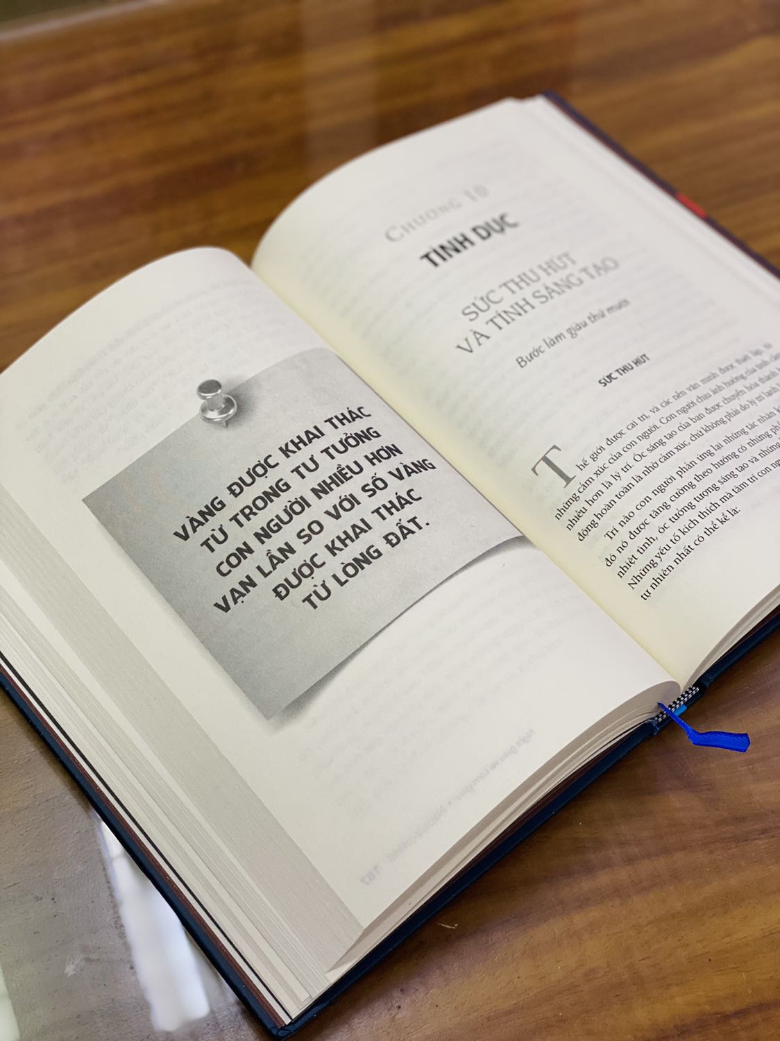 - Do tình hình dịch bệnh căng thẳng nên Fahasa giao hàng khá chậm so với dự kiến. Tuy nhiên thùng hàng luôn được đóng gói cẩn thận và chắc chắn. 
- Sách được bọc chống sốc và màng co phẳng phiu. Về mặt hình thức sách có bìa cứng, khổ vừa, cầm chắc chắn và khá nhẹ. Tuy nhiên chất lượng giấy không tốt lắm, nhám và khá mỏng. Về mặt nội dung cá nhân mình cảm nhận đây là một quyển sách truyền cảm hứng, mang nhiều thông điệp tích cực và khích lệ tư tưởng làm giàu của bất kì cá nhân bình thường nào trong xã hội. Nếu bạn trông chờ vào một bí quyết cụ thể, chi tiết và có thể áp dụng để kiếm tiền ngay lập tức thì quyển sách này có lẽ không phù hợp với tiêu chí đó.