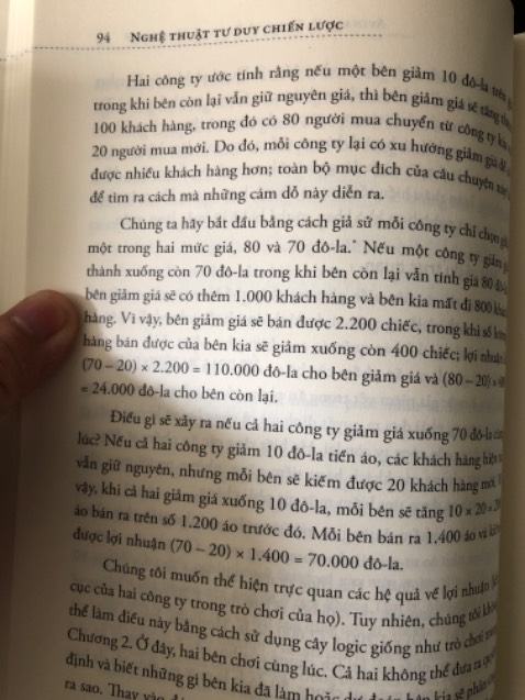 Đây có thể là một cuốn sách hay, nhưng dịch giả gần như phá hỏng hoàn toàn khi vừa đọc vừa phải suy luận xem sách bị dịch sai hay tối nghĩa ở đâu. Ví dụ như “thị trường lỏng” có lẽ đang đề cập đến “thị trường có tính thanh khoản cao”, hay “phần mở đầu” trong cờ vua có lẽ đang nói về “khai cuộc”. Trong hình thì phía trên ghi là 100 phía dưới lại là 1000.