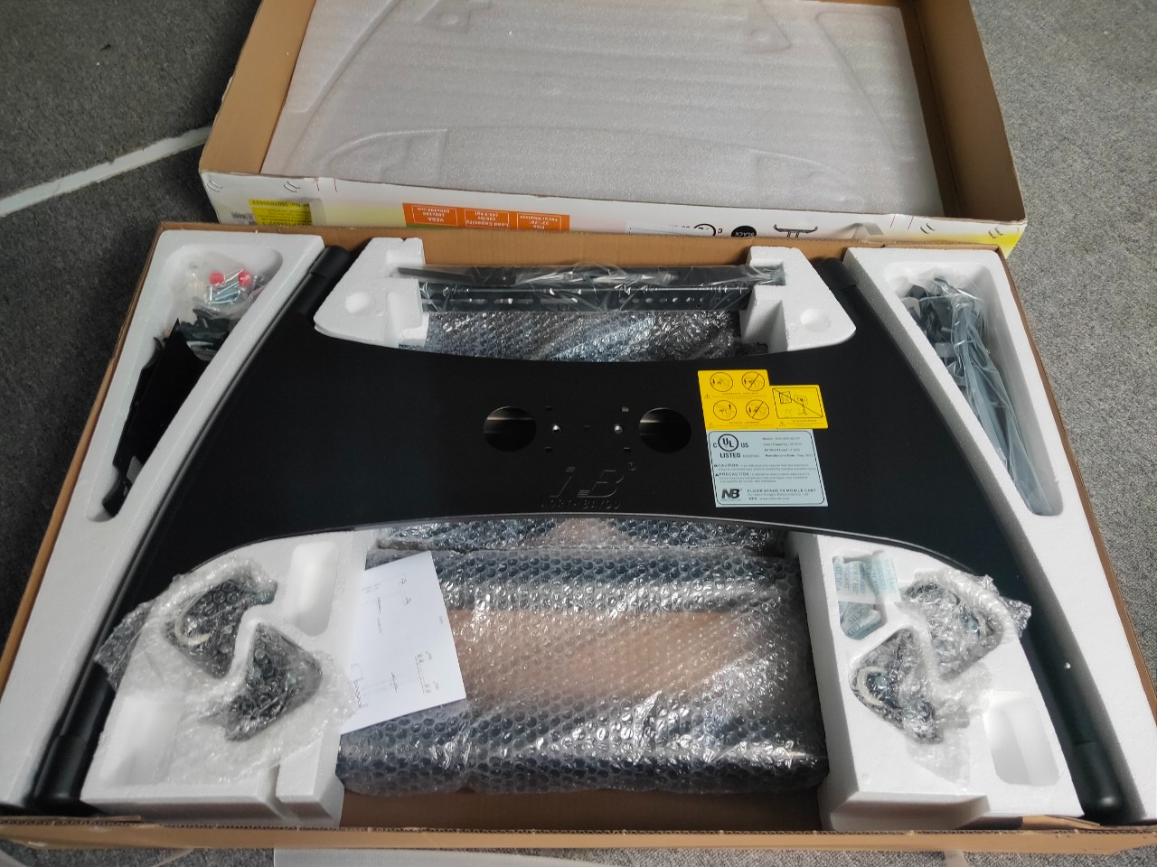 Nhìn chung sản phẩm tốt, nhưng không thấy có phần che đầu ở bên trên tivi. Có gọi tư vấn và chat shop nhưng đợi hơi lâu