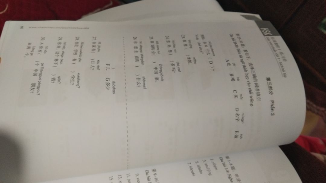 Chả biết sao vừa mua ngày hôm trước ngày hôm sau bìa nó đã bong ra rồi, chất giấy bên trong thì k vấn đề, nhưng lại in k màu. K nói đến nôi dung thì với chất lượng sách như này cái giá này "đắt" đấy. Sách này k rõ lộ trình học đâu, nên muốn mua về tự học thì nên chọn sách khác