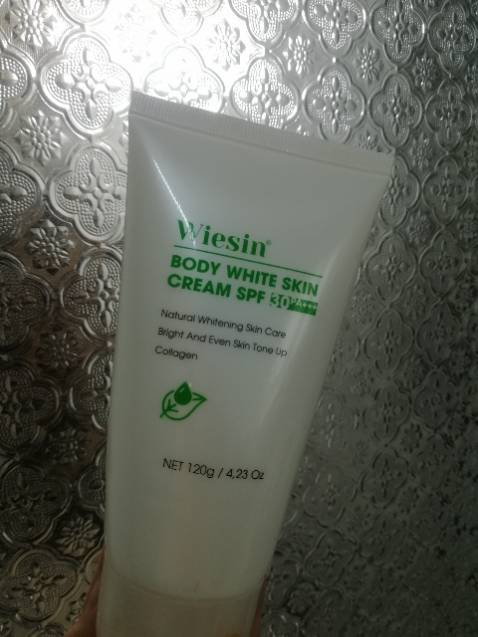 mùi thơm dễ chịu, thoa lên da ko bết rít, thấm rất nhanh, còn bật tone hay không thì mình xài thêm 1 thời gian mới biết được.