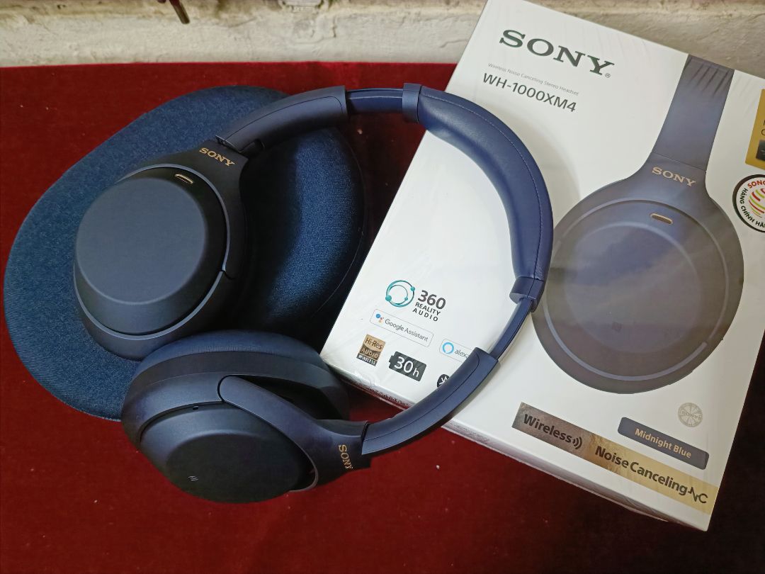 Lần đầu tiên mình mua sp điện tử với số tiền lớn như này và thanh toán trước trên Tiki. Khá là lo lắng nhưng khi nhận được sp khiến mình rất vui, hài lòng. Tai nghe add mã còn 4tr868, xuất xứ Malaysia, hàng chính hãng nguyên seal. Ngày xuất kho còn mới 2022/05/10. Mình mua của đơn vị bán Happystores được tư vấn rất nhiệt tình, có xuất hoá đơn đỏ và được tặng kèm 1 balo Sony Extra Bass rất sang - xịn (hàng tặng kèm sẽ có tùy đợt, lúc mình mua nó hiện sẵn trong giỏ hàng nên các bạn lưu ý hoặc nhắn hỏi Shop trước). Mình mua tai nghe này với mục đích nghe nhạc chống ồn và dùng để học đàn piano, tai nghe đáp ứng tốt nhu cầu sử dụng. Khi bật chức năng chống ồn mình chỉ cần mở volume 10 là đã nghe rất tốt, thay vì ngày trước phải mở tận volume 30,40 mới nghe được 😂. Có điều ko rõ là củ sạc nhanh đt Xiaomi 11T mình đang dùng ko sạc được cho tai nghe này. Mình có hỏi trước và shop báo thông số sạc ok nên mới đầu mình tưởng tai nghe lỗi gì. Nhưng ko phải, mình cắm dây sạc trực tiếp qua cổng USB trên PC thì sạc lại bình thường với tốc độ rất nhanh. Chắc do củ xạc ko tương thích, bạn nào gặp TH giống mình nhớ lưu ý. Và một điều quan trọng nữa, các bạn nên đọc kỹ hướng dẫn và xem thêm các video để sử dụng tai nghe được hiệu quả, giảm thiểu các lỗi phát sinh do không biết dùng nhé. 😂