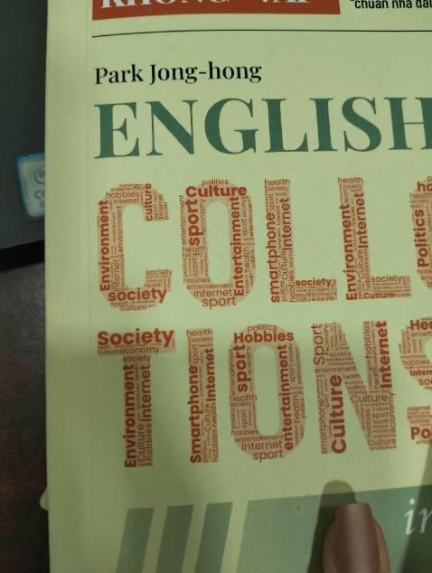 Phần bìa sách có vết hằn, cảm giác như đã bị lật ra nhiều lần từ trước, hay do sách gốc đã như vậy nhỉ😥