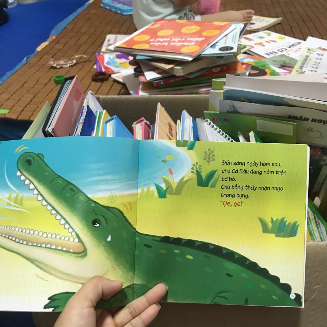 Shop đóng gói cẩn thận. Sách in màu. Noiin dung đơn giản dễ thương