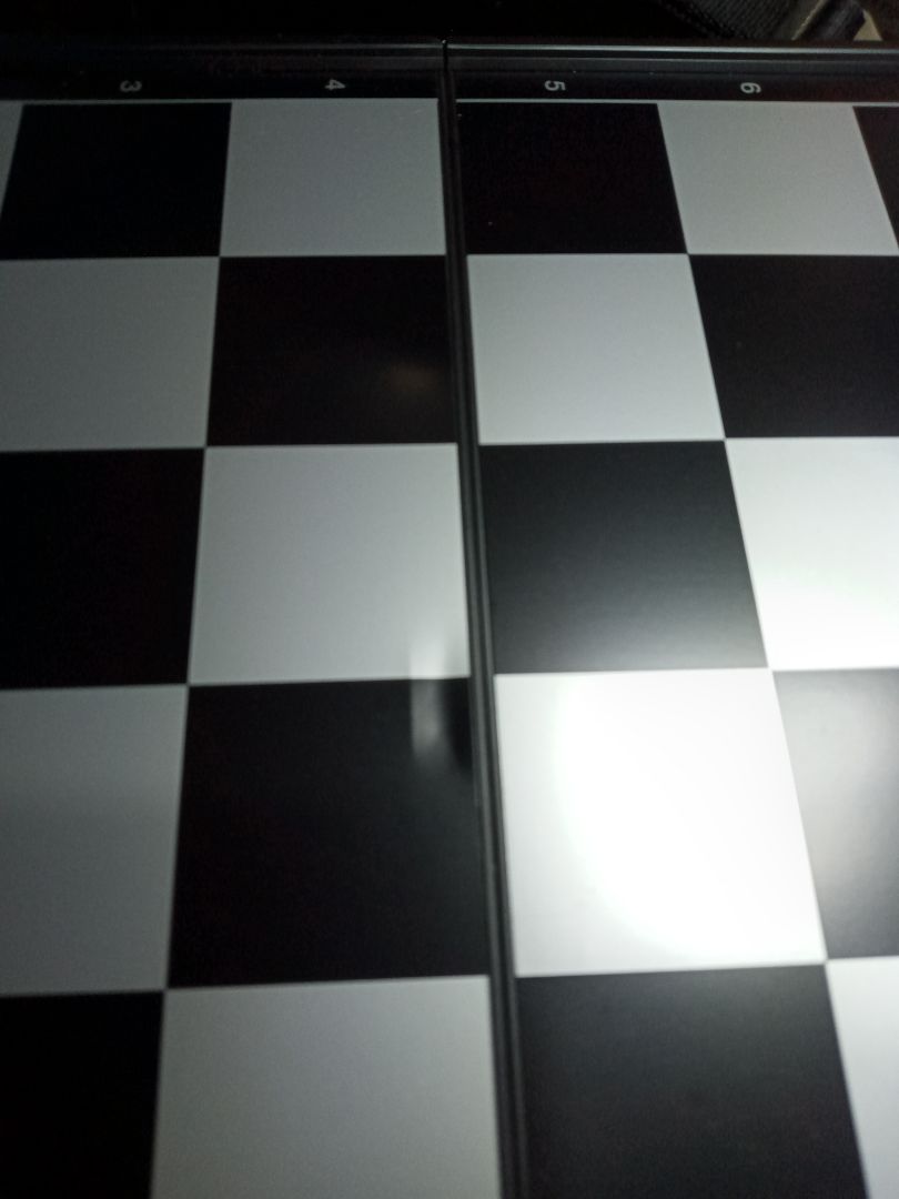 bỏ ra 250k rồi nhận về cái bàn cờ vừa bị móp ngay giữa bàn cờ, mép ngoài ở giữa cũng bị móp. Rồi cuối bàn cờ cả đống vết xước, xin cho đổi lại sp khác. Chờ cả tuần mà giờ phải chờ thêm