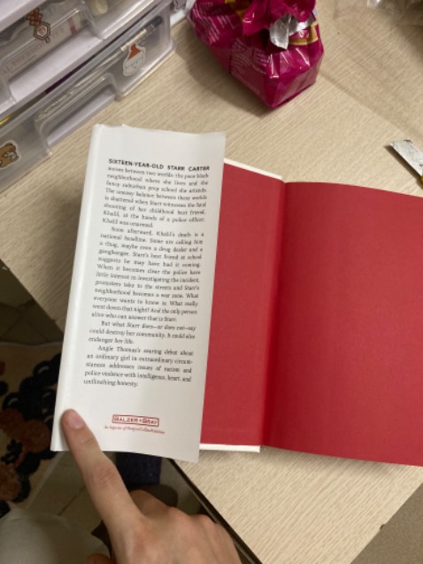 Sách nhận được bị bám bụi, còn bị bẩn và nhàu nữa.