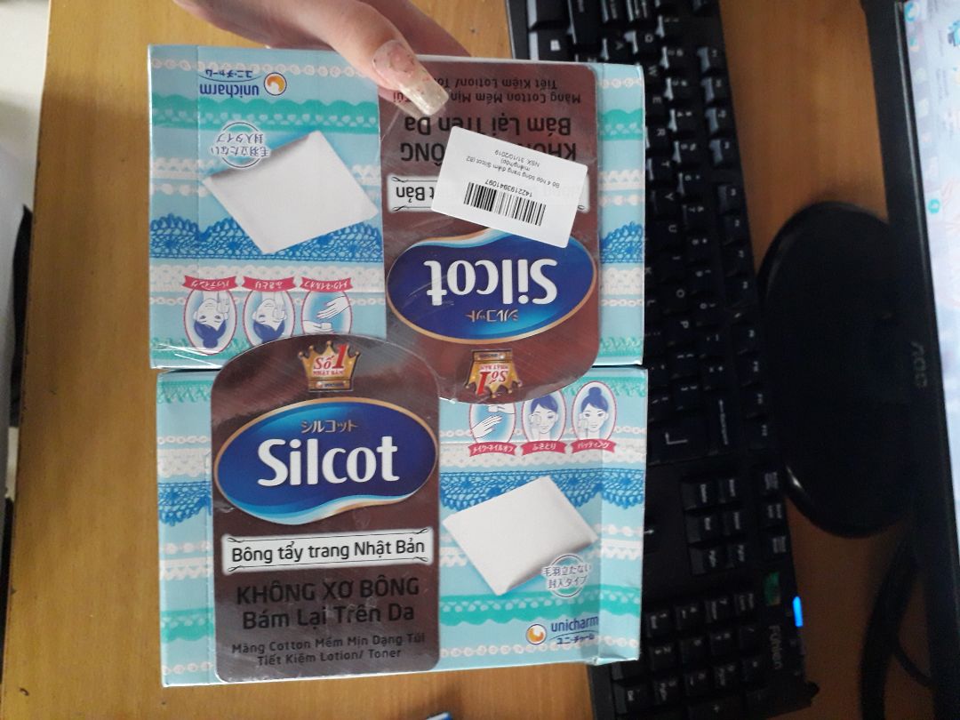 dùng nhiều bông của silcot rồi. chất lượng khỏi bàn, bông dùng êm, lướt mịn trên bề mặt da, ko để lại xơ bông trên mặt. tiki giao hàng tốt ? đọc cmt thấy nhiều người nói hộp cũ, may của mk ko sao, chỉ bị móp hộp các tông ở ngoài thôi, hộp bông ở trong thì vẫn ổn