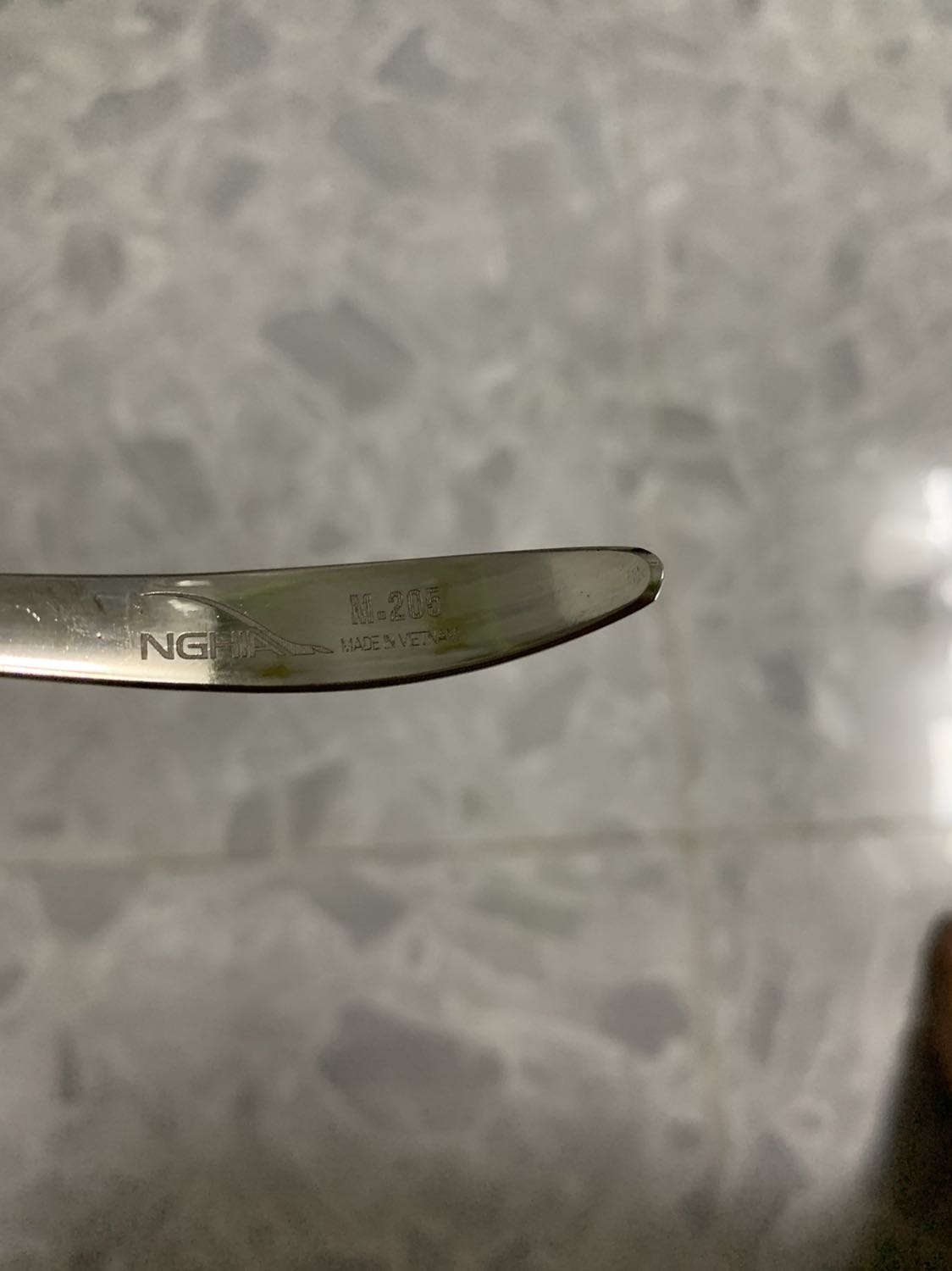 Hàng kềm Nghĩa đúng với thương hiệu, đẹp và cầm chắc tay. Mọi người nhìn kỹ sẽ thấy còn có cả hạt hút ẩm bên trong nữa.
Đây là món thứ 2 mua của kềm Nghĩa ở Tiki rồi.
Chỉ hy vọng là cắt móng sẽ đẹp. Haha