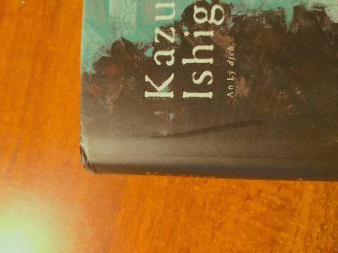 Mình khá mong đợi sách, nhưng đến lúc nhận sách mình hơi ngỡ ngàng, trời thì mưa, hộp móp méo, khui ra thì sách chỉ được bọc trong màng bọc thực phẩm, cái chống xốc thì để dưới đáy xã hội (để vô như không). Nên trong quá trình vận chuyển làm móp gáy hết 4 cuốn sách mình mua.

Mình không hài lòng về cách đóng gói đơn hàng của Tiki và bên đvvc.

Rate 1* vì đóng gói và vận chuyển, sách mình chưa đọc, nhưng mình cũng nghe qua review rồi, có lẽ là một cuốn sách hay.

Mình mua cho bạn mà nó shock hú hồn chim én, đúng tàn ngày để lại.