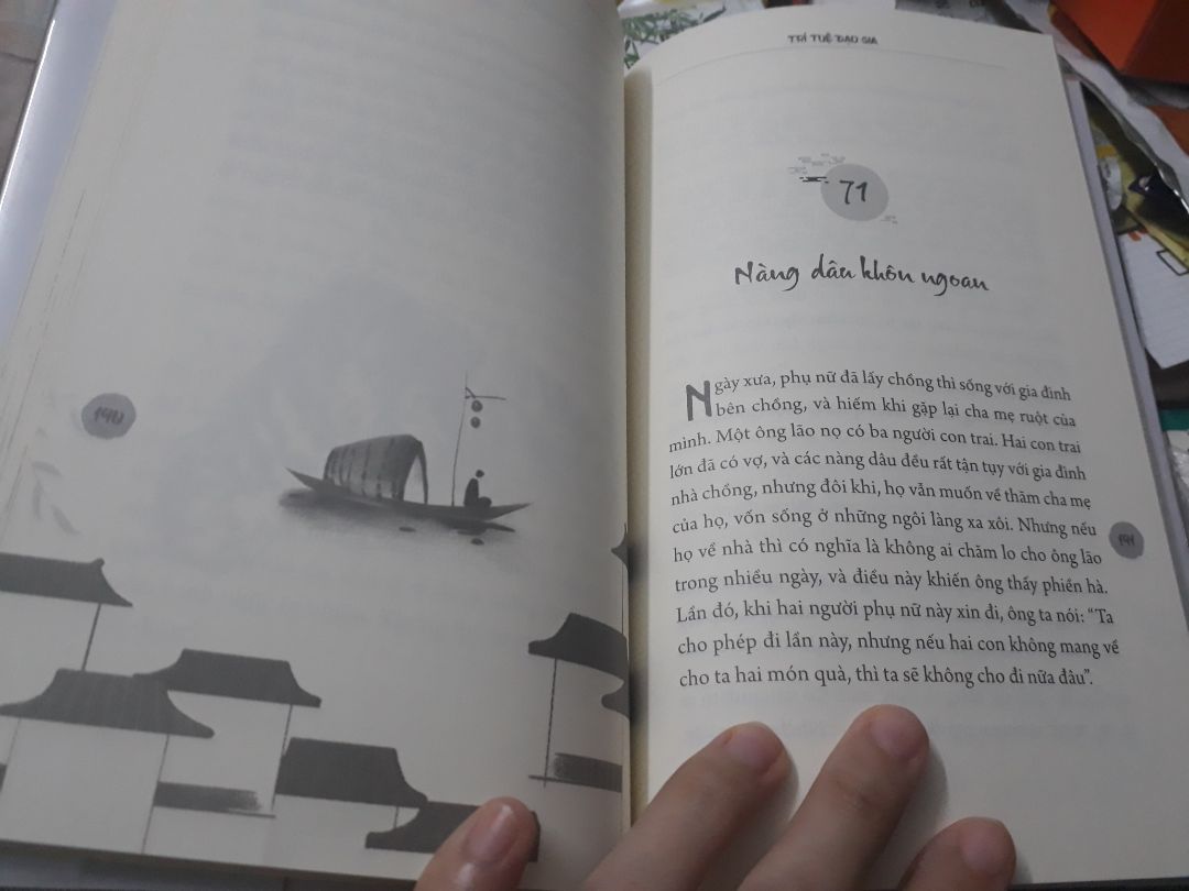 Cuốn này do mình đã coi trước ở nhà sách, thấy rất hay nẻn quyết định lên tiki mua nên nội dung không phải bàn. Trình bày trang giấy ít chữ, giấy vàng trơn bóng sờ rất đã tay.