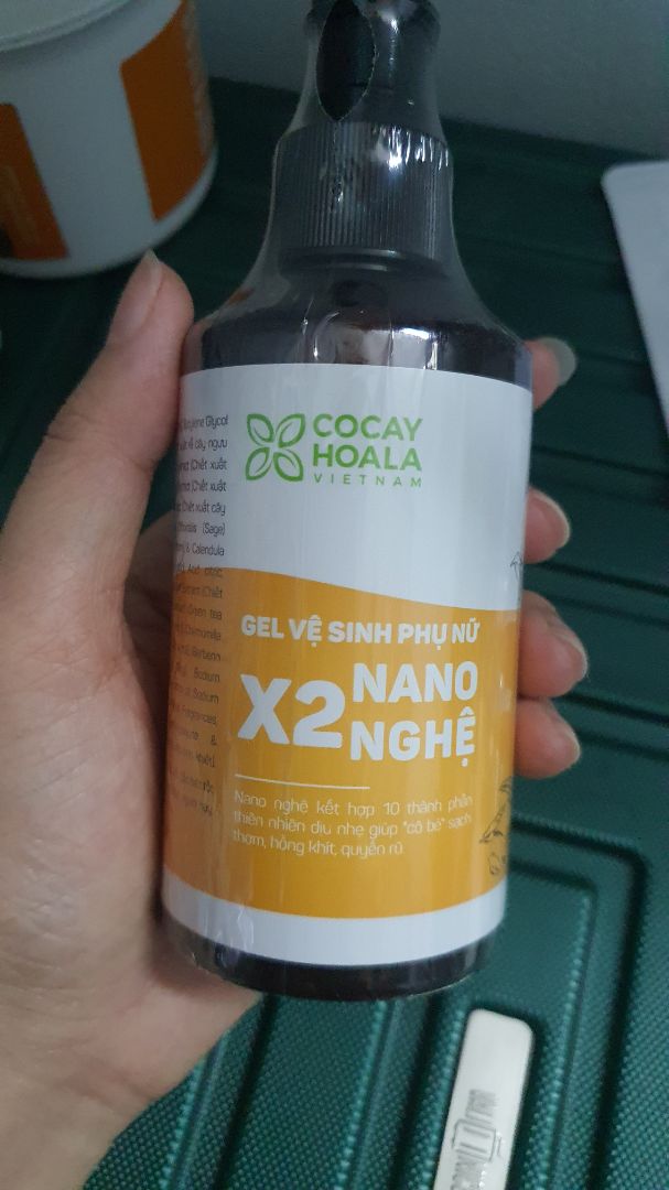 thấy review trên *** nên mua về dùng thử. 
Đầu tiên là nguồn gốc hàng Việt Nam nên mình ưu tiên lựa chọn (dạo này dầu gội, sữa tắm... cái gì mình cũng dùng hàng Việt)
Về bao bì thì đóng gói chắc chắn, nhìn rất chuyên nghiệp
Về chất lượng, mình mới dùng 1 lần nên ko rõ kết quả lâu dài. Cảm giác mát mát giống kiểu dạ hương, nhưng mùi ko nồng và dễ chịu hơn dạ hương
Về giá thành thì khá cao, mua khuyến mãi các kiểu là 158k cho 150ml 
Nhưng lần sau vẫn có thể sẽ ủng hộ tiếp  ko chỉ sp này mà cả các sp khác của hãng