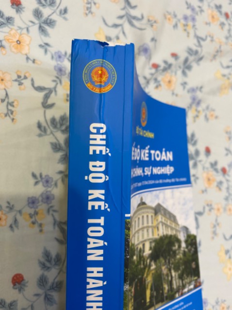 Gáy sách bị rách lem nhem như sách bị lỗi.