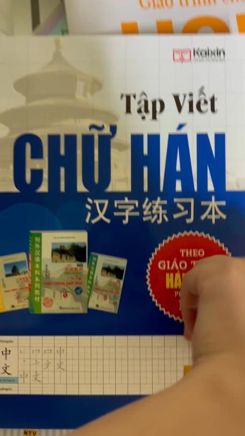 Quyển này thì khỏi bàn, luyện chữ auto đẹp mỗi tội đây chỉ là bản chữ mẫu nếu bạn muốn viết thành thạo thì nên in giấy để luyện viết thường xuyên