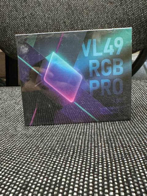 Đèn VL49 RGB Pro loại này mình mua trải nghiệm thấy nó to hơn loại Vl49 phiên bản thường, có thêm màn lọc ánh sáng có thể chụp được nhiều kiểu, dung lượng pin khá dài nhé. Nói chung tốt nên mua.