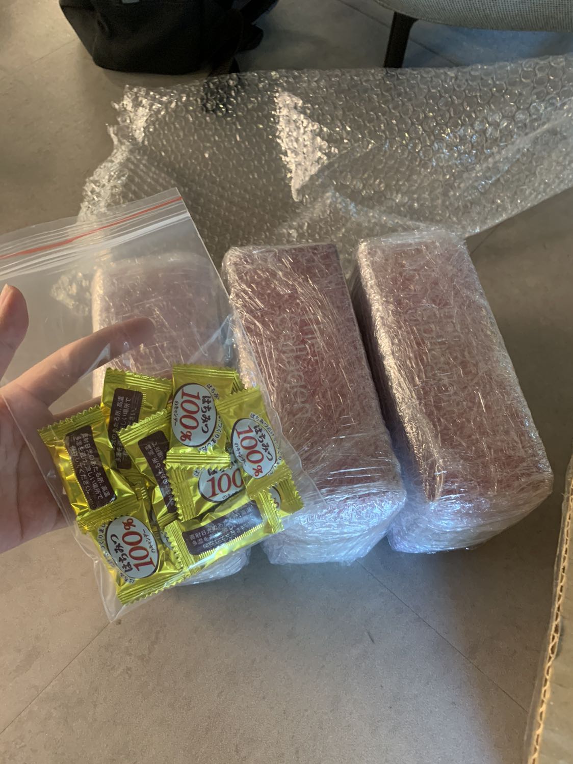 Giao hàng nhanh, đóng gói cẩn thận
Rất yên tâm khi mua trên tiki vì giấy tờ đầy đủ chuẩn hãng và các đại lí phân phối
Shop còn tặng thêm kẹo nhật ngậm rất tốt cho họng