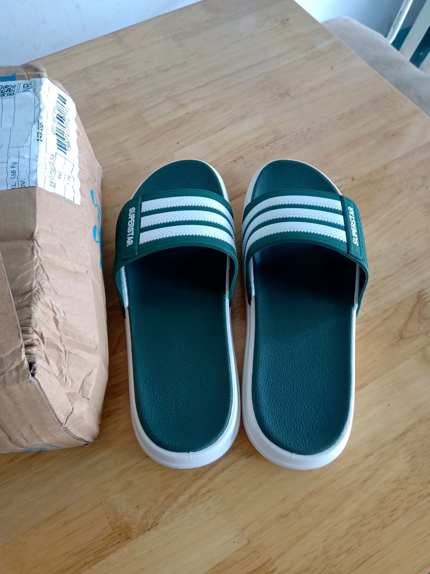 đầu tiên mình xin nhận xét ve phí ship mới nhìn thấy khá cao nhưng xem kĩ thì ship từ Hà Nội về nên ok .giao hàng đúng như dự kiến . về phần nhận hàng thì hộp hoi méo mó nhưng không sao chắc tại van chuyển xa . đến khi khui hộp thì quá là ok luôn mình k nghĩ là nó lại đẹp vậy luôn á. nhìn thấy là ưng liền. rất thích sẽ ủng hộ shop thêm ??