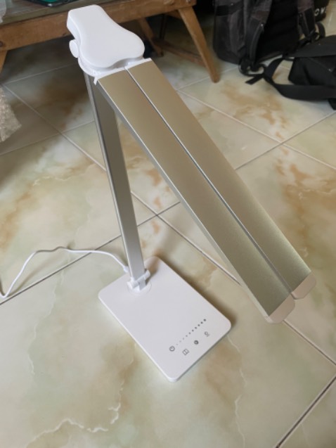 Vừa đập hộp sáng nay 20/03/23, nhận xét chung ban đầu là ổn áp, chức năng đèn như quảng cáo, nhưng mà dáng đèn mảnh khảnh quá nên đặt chỗ nào ít va quẹt chớ mình nghĩ rớt chắc gãy á :)). Đèn nhiều chế độ sáng, nhiều mức sáng, xoay, gập các hướng oke. Chỉ là với mức giá này sp khác nó có pin sạc (mua về cho cháu học bài, để nhà ko nên cũng ko cần) và cái sạc ko dây cho smartphone (cũng ko cần nốt, để cháu nó tập trung học), cá nhân mình thấy mấy chức năng đó tiện nhưng tích hợp nhiều giá lại vẫn nhiêu đó thì các bạn tự nghĩ xem có bền hay khum nha :))

Sp về sau ntn thì phải sử dụng mới biết đc, cám ơn mn đã đọc :))