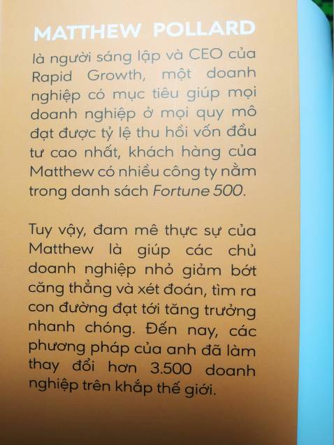 Khi đọc chương đầu của cuốn sách, tôi đã rất xúc động vì Matthew đã miêu tả cô đọng nhất những nhọc nhằn của người hướng nội, đi hết khách hàng này đến khách hàng khác để nhận được dù chỉ một cái gật đầu.
Sự mệt mỏi, chán chường và thất vọng xen lẫn tự ti khỏa lấp rất nhiều những cố gắng vươn lên của họ, và nhiều người đã từ bỏ. Matthew đã tự mình kiên trì vượt qua được những điều đó, cũng như tôi, một người hướng nội muốn giấu mình trong những bức tường thư viện, trải qua hơn 20 năm bán hàng.
Tuyệt vời hơn cả là Matthew đã công thức hóa nó, đã hệ thống lại con đường mà không chỉ dành cho người hướng nội mà cho bất cứ ai muốn theo sự nghiệp bán hàng và xây dựng thành công của chính mình.
[Trích Lời người dịch]