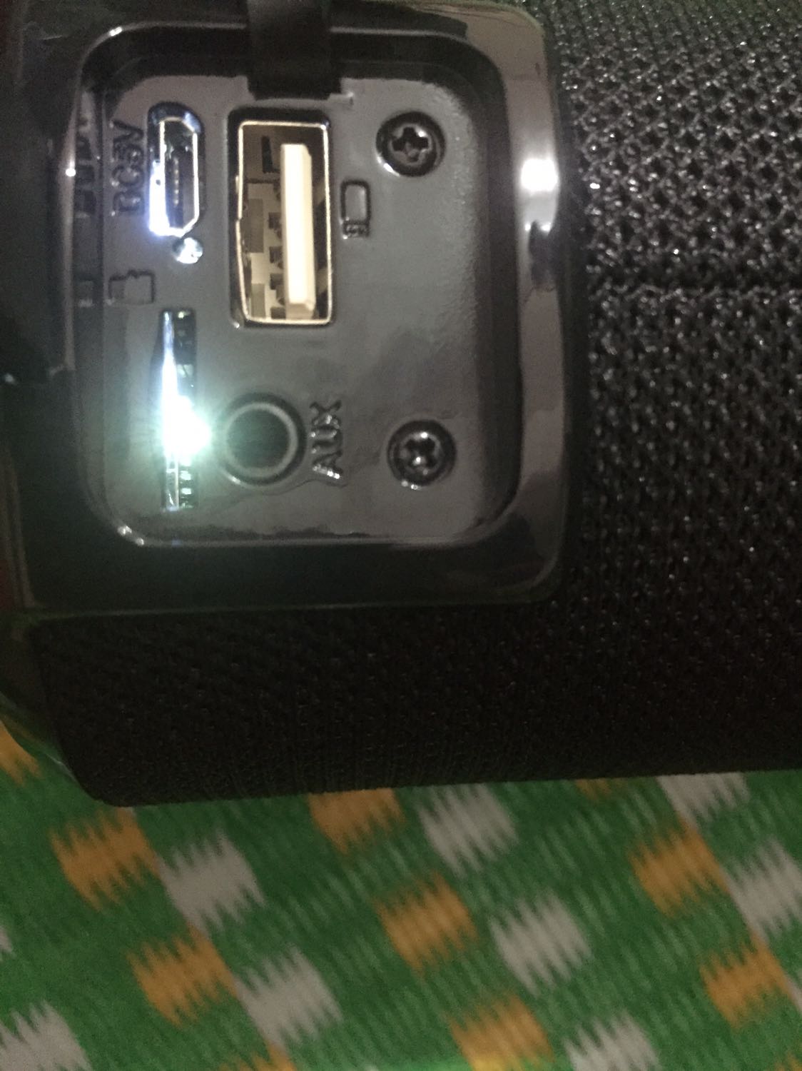 Loa bluetooth nhưng khi dùng bluetooth kết kết thì âm nghe ra khá dở. Nhưng khi cắm dây để kết nối thì nghe âm rất hay. Bass rất ấm, chất âm cao thì còn hơi chói. Thiết kết rất đẹp, pin khá trâu. Giao hàng đúng ngày. Vì loa bluetooth nhưng muốn nghe hay phải gắn dây khá rườm rà nên cho4 sao. Khi gắm dây thì âm k thể chê vào đâu dc