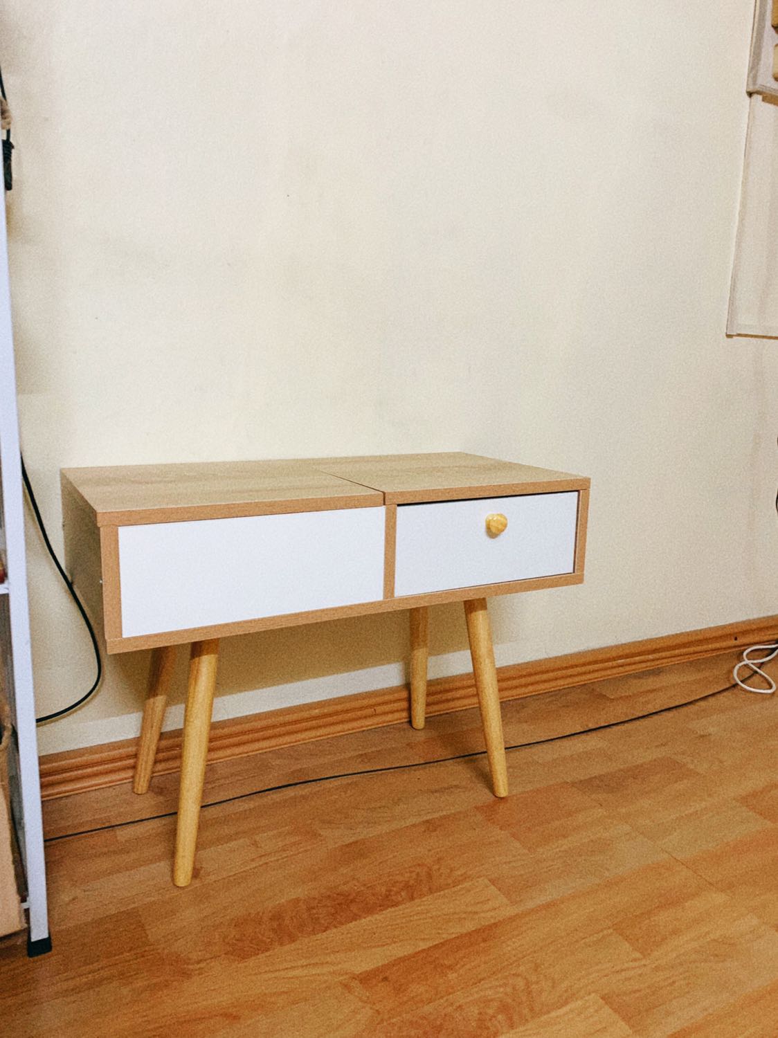 Bàn xinh, chất liệu cứng cáp, nhưng hướng dẫn lắp đặt đi kèm khó hiểu!!! 
Bàn của mình chỗ bản lề nối miếng gương còn bị thiếu 1 lỗ bắt vít như hình.
Vừa xem YouTube hướng dẫn vừa xem cả sách mà vẫn lắp nhầm 3-4 lần (phải tháo vít ra lắp lại) 😭😭😭😭
Nhà sx nên đánh số từng miếng 1 và trong hướng dẫn nên chỉ miếng nào (mặt trái hay phải) lắp vào nhau, ko thì những ng chưa bao giờ lắp như mình lắp xong muốn quạu luôn.

Khuyên bạn nào muốn mua nên chuẩn bị cả máy bắt vít như trong video nhân viên làm nha, bắt bằng tay như mình là tiêu cái tay luôn đó.