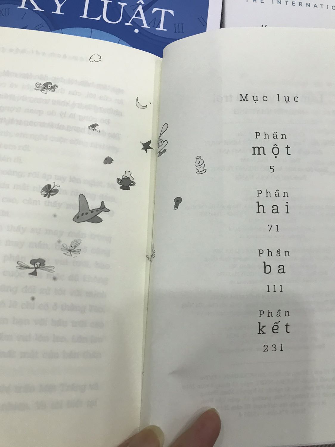 Định đọc xong hết rồi Review nhưng thôi, chỉ biết nói là quá dễ thương và giao hàng quá nhanh.
Cảm ơn Tiki vì những cuốn sách 🥰
Mình đã quá mấy cái tuổi dùng mấy thứ tặng kèm này rồi nhưng mà đc tặng vẫn thấy thích, cảm giác tuổi thơ mộng mơ gì đâu à 😜