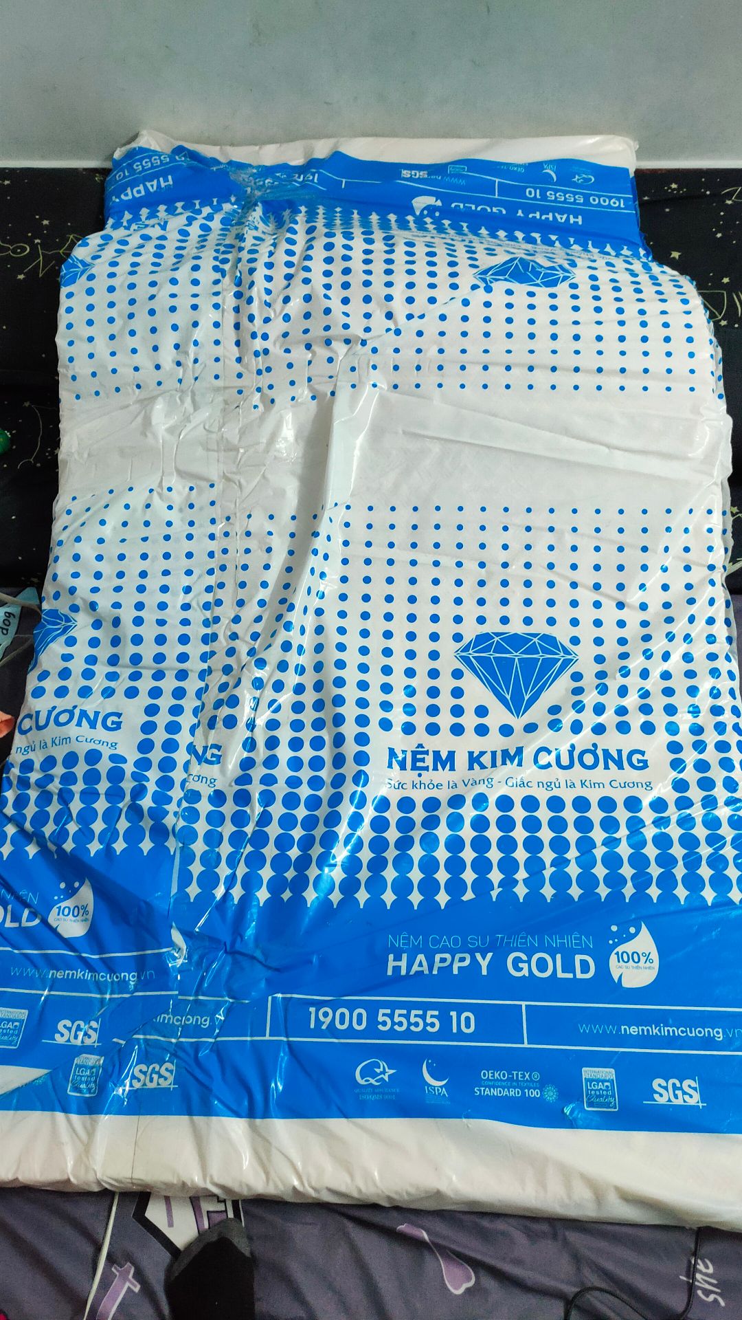 giao hàng nhanh như *** dí. đặt 12h trưa 4h nhận hàng. nệm đúng hàng chính hãng. nằm êm. nên mua nha. 
bữa mua 1mx5cm mà được giảm giá còn3230.