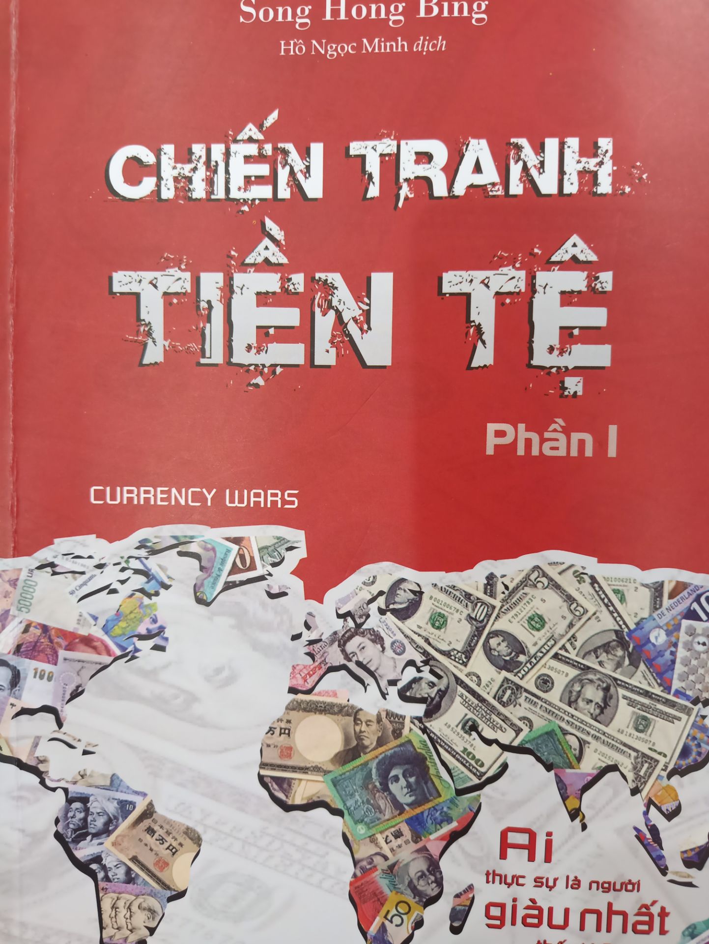Sách đẹp, giấy đẹp, tất cả đều ok. nhưng mà
đọc buồn ngủ quá. Sao mấy bạn đọc được mà khen hay vậy nhỉ, chỉ mình cách đọc để k buồn ngủ với. Tổng thống gì mà chết như ngoé :)) toàn các âm mưu ghê gớm từ các tay tài phiệt ngân hàng. Vụ sập sàn 1929 toàn các ông ấy âm mưu hết đấy :)) ráng đọc đến chương lạm phát mà thôi để khi nao đó đọc lại chứ đọc k cảm nổi. Buồn ngủ lắm?. mong sau đọc lại thấy cái hay của nó. Nói chung đọc cũng bình thường, k có gì đáng khen!