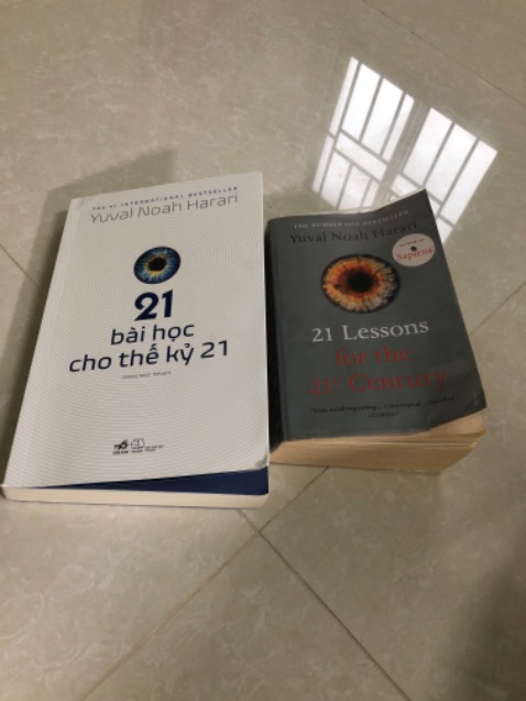 Mình đã có bản tiếng anh, nên mua thêm bản tiếng việt về đọc cũng như để tham khảo cách dịch và học tiếng anh luôn. Nhưng mình hơi thất vọng xíu vì có những đoạn được viết thêm (chắc có thể là giải thích thêm cho dễ hiểu), có những đoạn sách thì hông có được dịch luôn (mới chương đầu đã thiếu hẳn gần 2 trang k dịch). Mình nghĩ nếu dịch thì phải dịch toàn bộ, đoạn nào viết thêm thì chú thích để đảm bảo nguyên bản chứ nhỉ. Hic mình hơi thất vọng luôn á 😭