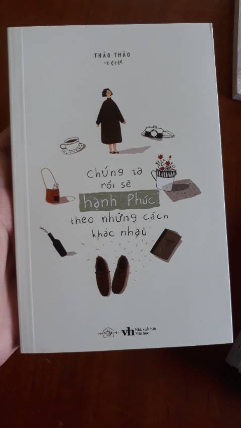 Tiki có một biệt tài đó là giao hàng ko bọc chống xốc, ko bọc gì hết. Chỉ đơn giản bỏ sách vào hộp thôi mà hộp hàng móp, biến dạng nhưng sách bên trong ko 1 vết xước và hoàn mỹ từng chi tiết😂😂. Mở hàng hồi hộp thật sự
P/s: Cuốn này ko có bọc seal nhưng mới tinh :