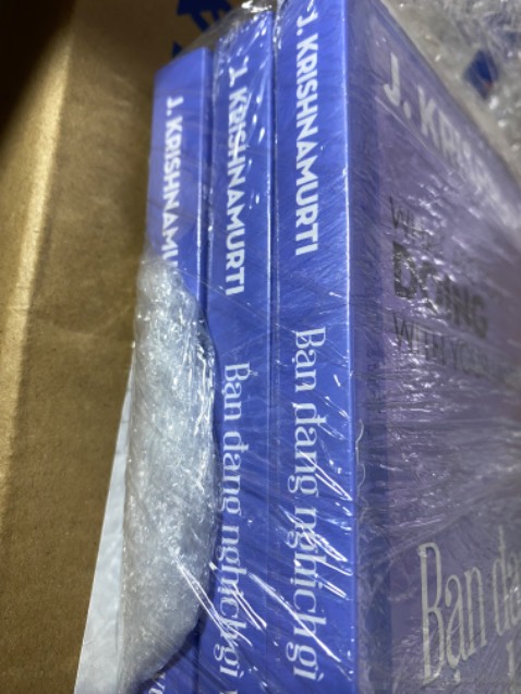 Đã đọc bản ebook và quyết định mua sách giấy tặng bạn bè.
Mình ước ai cũng có duyên được biết đến và đọc sách của Krish.
Có thể lúc mới đọc sẽ hơi khó tiếp nhận, nhưng kiên trì đọc và suy ngẫm, thì mình tin là thời gian, công sức bạn bỏ ra sẽ rất giá trị ý.
Mọi người có thể tham khảo những cuốn khác nữa của Krish để hiểu sâu hơn về những gửi gắm của Krish nhé (tuỳ vào chủ đề mọi người quan tâm nữa, như mình thì mình đọc Đôi điều cần suy ngẫm, Bàn về cách kiếm sống đúng đắn… )