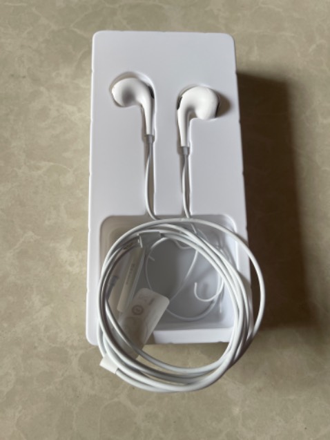 Đặt tai nghe màu đen, giao hàng màu trắng 😔