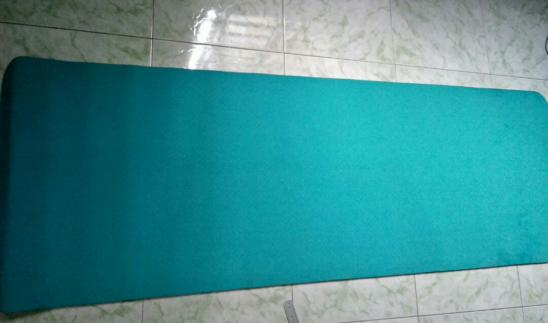 Thảm dày, êm và bám sàn khá tốt. Nhưng cho 1 sao vì giao hàng lâu và đóng gói không cẩn thận khiến thảm bị dơ. Và nhân viên giao hàng không lịch sự. 
Trong mùa dịch này hy vọng TIKI yêu cầu nhân viên của mình đeo khẩu trang khi đi giao hàng ạ.