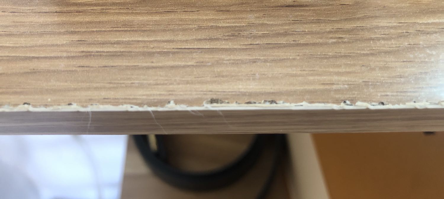 Đã nhận sp, mình review chút ít thông tin để các bạn tham khảo trước khi mua:
1. Ổn:
- Giá rẻ (185k), mặc dù sort theo giá vẫn có sp rẻ hơn (khoảng 157k). Giá rẻ thì chất lượng sẽ không ổn lắm, nên đã xác định thế thì các bạn mua càng rẻ càng tốt =))
- Giao đúng hẹn, shipper có điện thông báo trước khi giao, mình thích thế!
2. Chưa ổn:
- Chân đế bắt vít chưa chuẩn, nên đế  bị kênh, bù lại thì sp có ship kèm đinh nhựa có thể đóng cho cân bằng lại. Tuy nhiên bắt vít cân bằng chân đế sẵn thì vẫn hơn!
- Chất liệu ván ép khá kém, bắt vít bị nứt toác khá nhiều mặt ván nơi tiếp xúc, có thể nghe tiếng răng rắc nhè nhẹ trong lúc bắt vít. Phủ Melamin sơ sài.
-> Kênh + nứt => Chỉ nên để đồ trọng lượng nhẹ, ít cồng kềnh.
Tóm lại là nếu có thể, thì các bạn nên mua hẳn sp giá cao hơn để an tâm hơn về chất lượng.
Còn ngân sách có hạn thì càng rẻ càng tốt, và chấp nhận chất lượng sản phẩm ở mức đâu đó thôi.