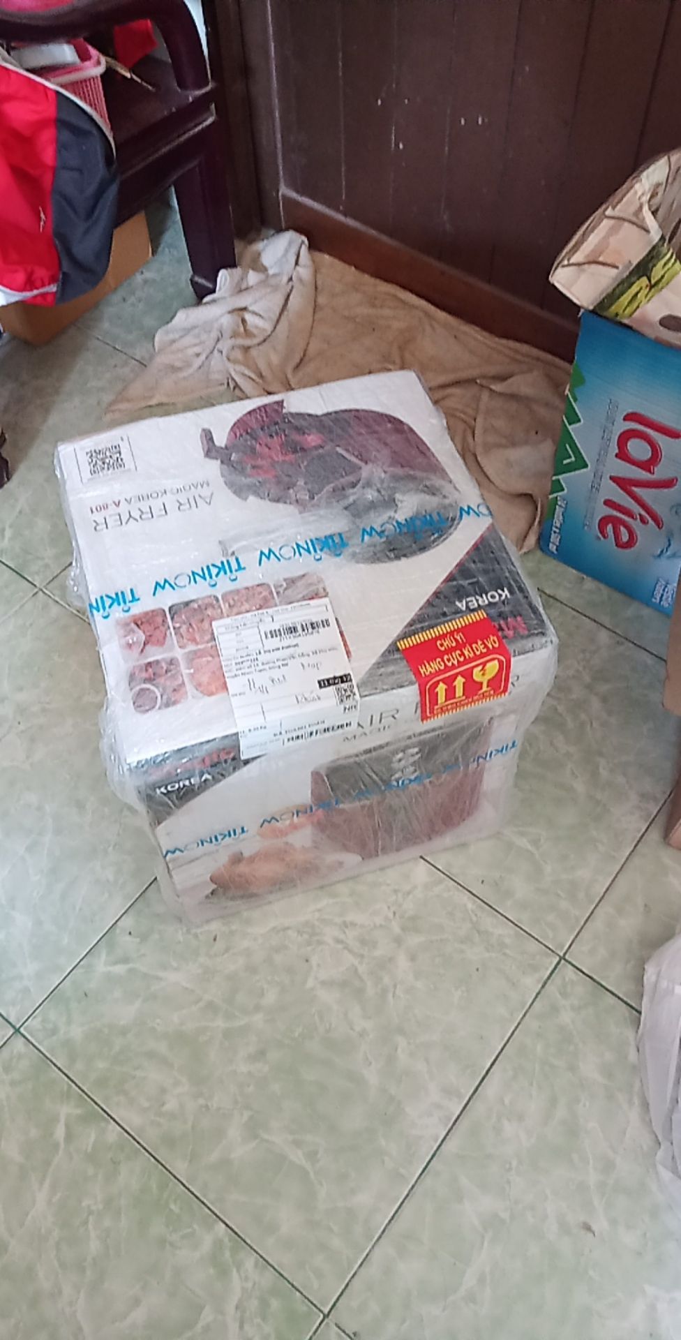 Khi vừa giao hàng về nhà mình làm ngay món đùi gà chiên, Sản phẩm tuy to nhưng hướng dẫn sử dụng thì ghi rằng chỉ chiên được 700g nên cũng chẳng nấu được nhiều, mà gà chiên ra cũng không được giòn ngon, trước lúc chiên còn phải quét dầu vào khung chiên theo hướng dẫn sử dụng, vệ sinh cũng khá phức tạp. Hàng mới đẹp nhưng sử dụng thì không tốt lắm.