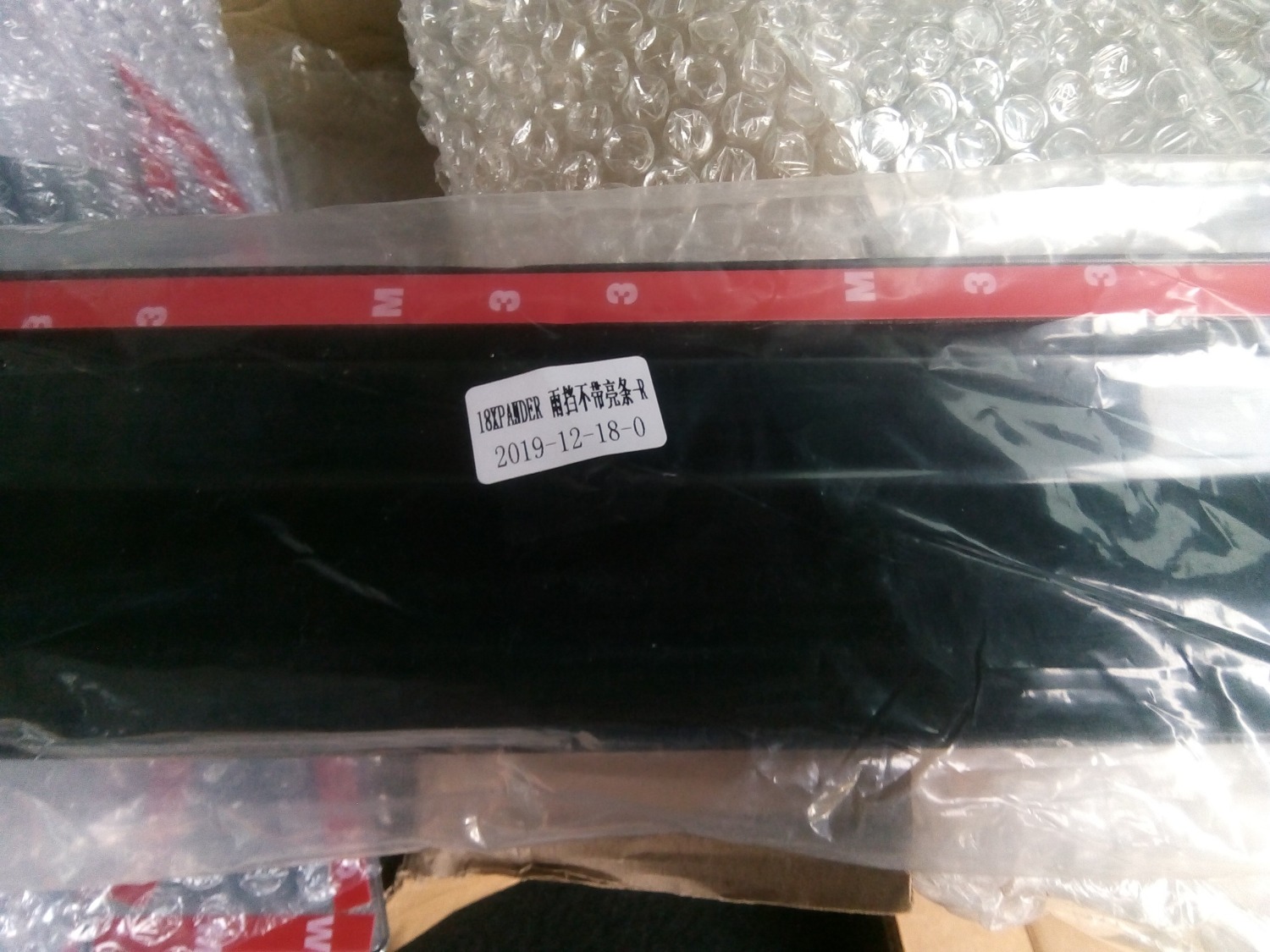 Mình mua một bộ 4  cái mà giao 2 vè ở cửa sau điều bên trái. khi dán xong mới phát hiện,  mà không đổi lại không được. mong shop bán hỗ trợ.