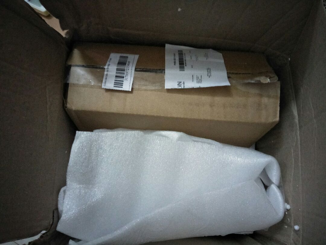 tiki giao hàng nhanh chóng,  bọc cẩn thận quá ^^, nhìn hộp ngoài to quá thấy lạ: cái chai có chưa đến 500ml mà!. Khui ra thì bên trong có bn miếng xốp trắng,  còn cái hộp bọc sp thì thọt lỏn ?
Thấy mùi giấm cũng bth mà sao nhiều người feedback là khó chịu nhỉ ( đây là mùi đặc trưng của quả lên men,  giống với mùi sấu ngâm khi không đường ?)