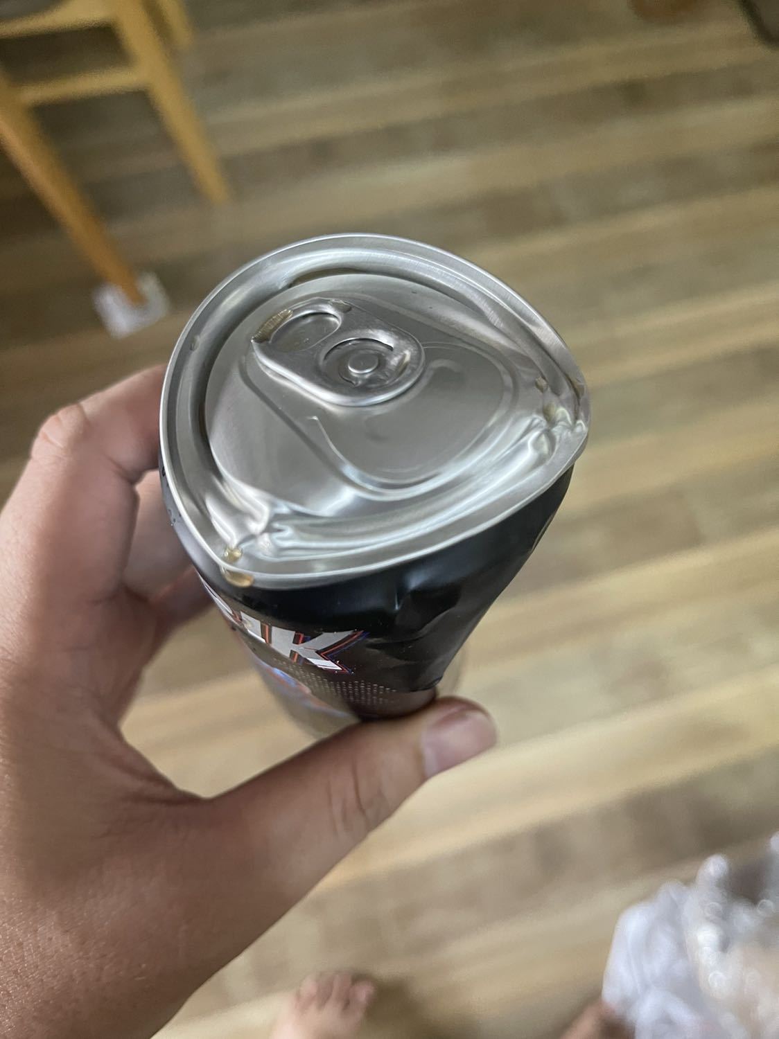 1. Đặt hàng ngày 12.*** đến 23.10.2021 mới giao ( biết là giãn cách do dịch nhưng tphcm đã hoạt động từ ***)
2. Chiều 22.10.2021 lúc 17:31 phút nhân viên giao hàng mới điện thoại hỏi với nội dung: a có đơn hàng từ Tiki a có còn muốn lấy ko? Mình tl ok lấy, Nv trả lời vậy mai e giao. Mình đồng ý. Nhưng tại sao cập Nhật là giao hàng không thành công do ko liên lạc được khách hàng hay khách hàng không bắt máy j đó … 
3. Thùng nước giao bị móp 2 ***, bể nước 1 ***, ướt nguyên thùng