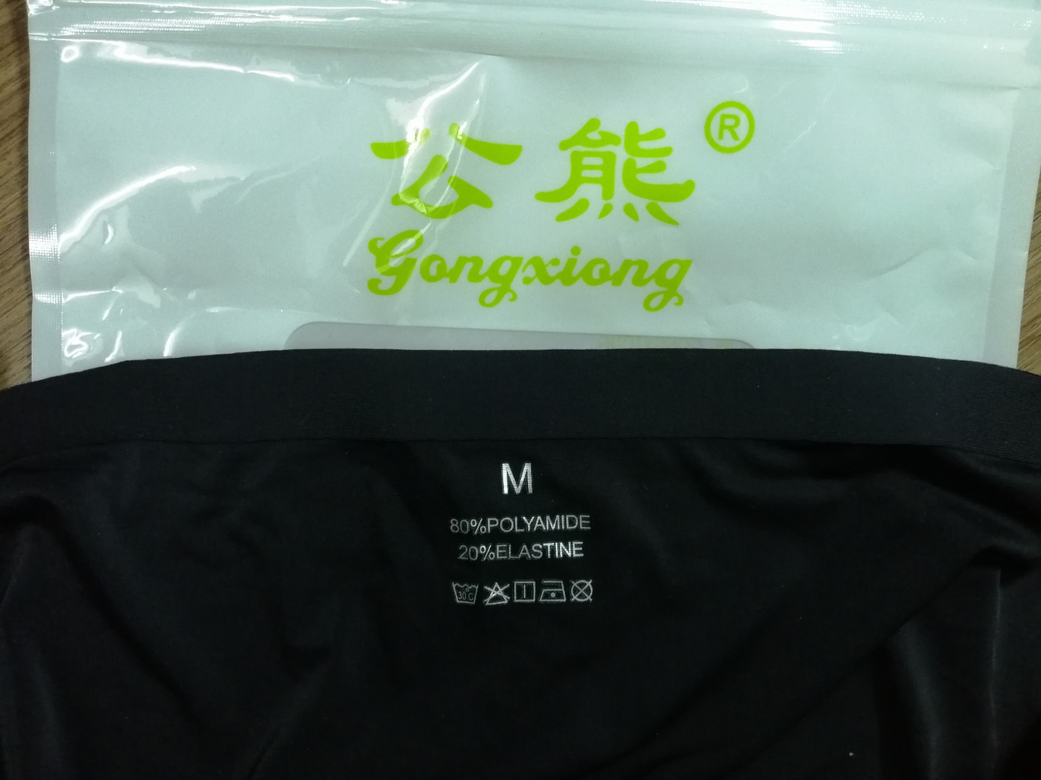 Trước đó mình có mua quần lót đúc qua ***, thấy quảng cáo là hàng Nhật nên mình mua thử, mặc rất thoải mái, song có một vấn đề nhỏ nên mình chuyển qua Tiki mua xem thế nào:

-4 quần lót mua trên Tiki là hàng sản xuất từ Quảng Châu (Trung Quốc).
-4 quần 4 màu khác nhau: trắng, xanh biển, xanh đậm và đen. Mỗi ngày mặc một màu cho đỡ nhàm chán.
-4 quần này so với sản phẩm mình từng mua qua *** có chút khác biệt là: phần U lồi lớn hơn chút, nên có vẻ là thoải mái hơn cho vùng nhạy cảm.
-Phần thun viền khi mặc có cảm giác hơi thít chặt một chút vào da (da mình hơi nhạy cảm), song, mặc quen rồi sẽ cảm thấy ổn.
-Chất liệu quần: 80% Polyamide, 20% Elastine.
-Phần phí phụ thêm 12 ngàn, mà Tiki "mặc định" gọi là phí cồng kềnh, mình đoán là do hàng này từ ngoài Bắc chuyển vào Nam (trên hộp đựng hàng mình nhận hình như có ghi là Hà Nội). Có lẽ, dòng quần lót đúc này trong Nam chưa phổ biến bằng ngoài Bắc. Quần đúc Nhật kì mình đặt qua Face cũng phải chuyển từ Bắc vào, chờ dài cổ.

Đã quen mặc quần lót đúc rồi, mình không mặc lại mấy cái quàn lót cũ nữa vì mấy cái quần cũ nhiều vải, cảm giác nóng lắm, trong khi quần lót đúc rất ít vải (mà chất liệu cũng khác). Đó là lí do mình phải mua thêm quần đúc về để mặc đủ trong tuần. ^^