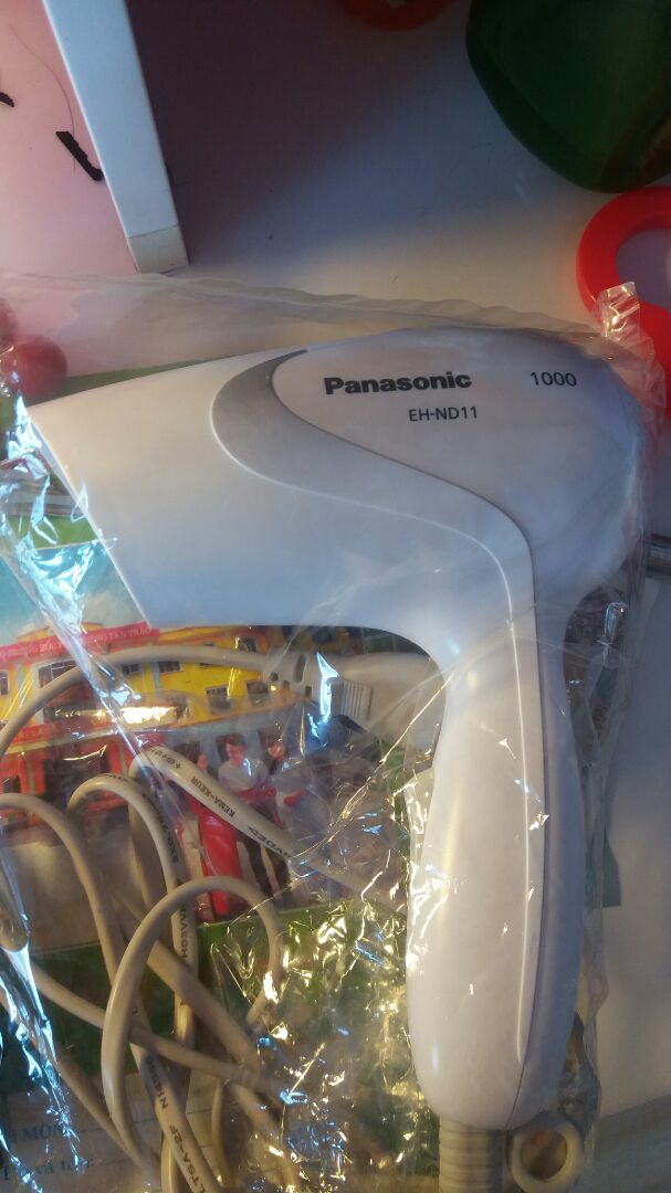 Thật sự mua hàng trên tiki nhiều lần rồi nhưng không nghĩ rằng mình lại rơi vào tình trạng hàng "treo đầu dê bán thịt ***" như vậy. Mình có đặt mua sản phẩm máy sấy tóc EH-ND13-v màu tím như ảnh mình đã chụp, và mình cũng check lại rõ ràng hình ảnh sản phẩm trên web cũng như công năng khác của máy, để rồi mình nhận được một chiếc máy khác như vậy đây