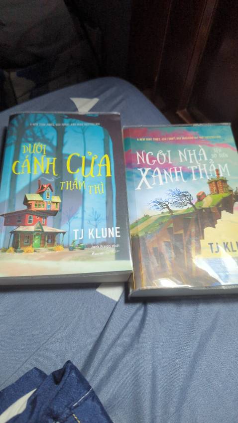 Thấy nhiều review hay nên mình mua đọc. Mà truyện về hơi hướng giả tưởng, thần thoại. Mua 1 lúc 2 cuốn cuae ông này mà đọc mình kp biết là đang nói về chỉ đề gì nữa. Chưa đọc xong đx cuốn nào, mỗi cuốn 1 ita.