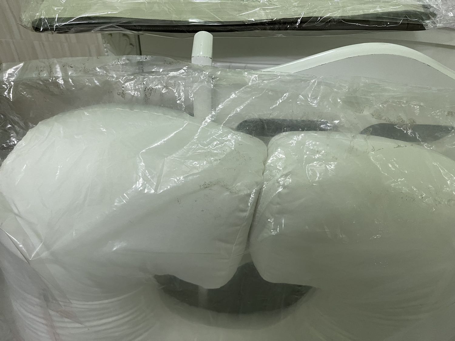 Hàng được đóng gói quấn sơ sài, hở đầu, túi ni lông bọc gối bị dơ và lủng lỗ, gối phòng sẵn không còn hút chân không.