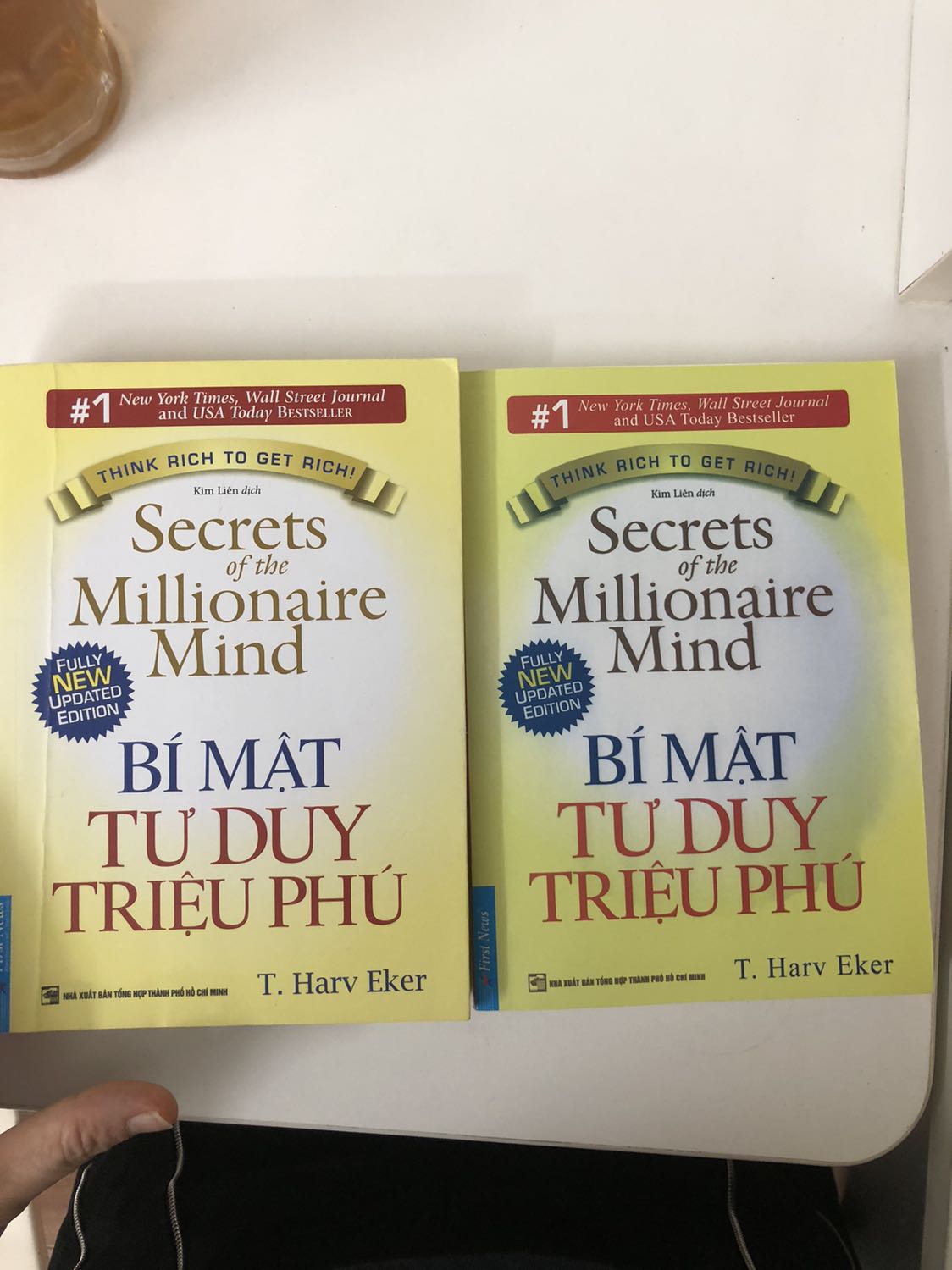 Luôn luôn hài lòng với chất lượng sách của Tiki. Mình được bạn tặng quyển sách lậu nên in chất lượng giấy rất kém.
Quyển sách này nên đọc từ khi 20 tuổi. Nhưng dù sao mình thấy cũng may mắn khi biết đến nó. Hiểu được cách nghĩ khác nhau giữa người giàu và người nghèo. Và nghĩ theo cách của người giàu để trở nên giàu có hơn