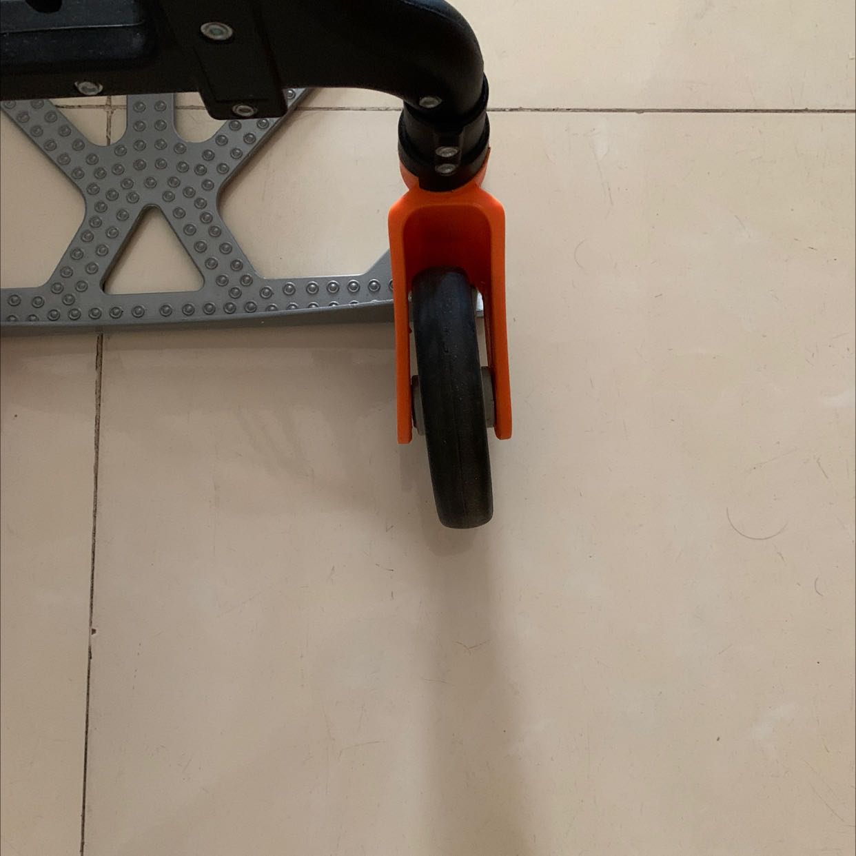 Tải trọng 80kg, kéo hơn 40kg có mấy ngày bánh xe bị hỏng, chất lượng kém, ko nên mua, giờ ko biết làm sao mà thay cái bánh xe chả lẻ bỏ luôn chiếc xe