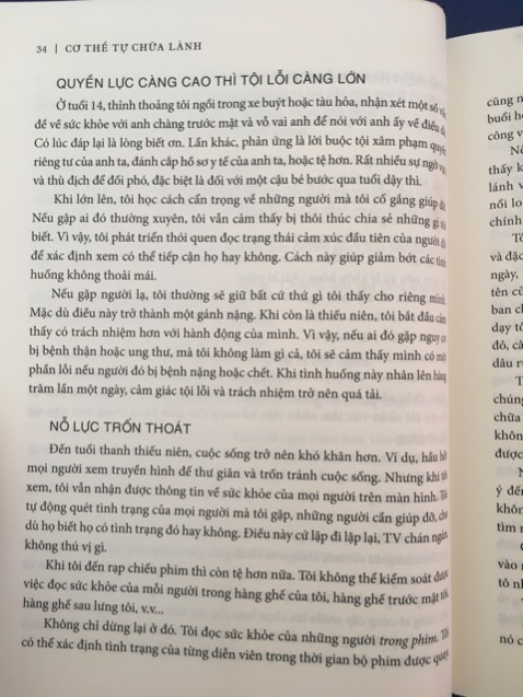 Mình hiếm khi review sách trên Tiki, nhưng thấy bộ này toàn review 5 sao nên muốn có thêm góc nhìn để mọi người cân nhắc mua và đọc sách. 

Tác giả tự nhận mình là người thực hành y học ngoại cảm, từ lúc 4 tuổi đã có giọng nói thì thầm bên tai - "Spirit", "Ta là bản chất của lòng trắc ẩn. Ta ngồi trên đầu ngón tay của Chúa" - giúp tác giả đọc/quét và chẩn đoán bệnh cho mọi người. Sách trích lời giới thiệu có cánh của nhiều người nổi tiếng, có cả bác sĩ này kia. New York Times Bestseller. 

Cơ thể con người và thế giới ngoài kia quá phức tạp nên trước giờ mình vẫn (khá) cởi mở trước những kiểu thông tin ảo diệu tâm linh. Tác giả có disclaimer trước là không chịu trách nhiệm, độc giả nên tham khảo chuyên gia y tế blah blah, nhưng giọng điệu trong sách thì cuồng ngôn và bán hàng. Một vài đoạn dài dòng kể lể văn chương màu mè, kiểu như bôi ra cho nhiều chữ. Sách sức khỏe mà nhiều lúc tưởng tự truyện tâm linh.

Đến đoạn có vài thông tin làm mình kiểu "what??" (Thủy ngân chịu 100% trách nhiệm đối với bệnh Alzheimer; các thực phẩm không nên ăn: ngô, đậu nành, trứng, sữa, phomai, bơ, kem, sữa chua, gluten...; mua nước đóng chai để tránh các chất gây ô nhiễm tại địa phương...) thì lúc này mới đi coi tác giả là ai (hơi muộn, đã lỡ ôm sale Tiki nguyên bộ 5 cuốn). 

Với 1 người tác giả bestseller và từng đưa ra liệu pháp cho nhiều người nổi tiếng như vậy mà lượng thông tin trên internet rất mờ nhạt. Mục Controversy and criticism trên Wikipedia có vẻ chỉ mới được thêm gần đây. "Cơ thể tự chữa lành" gì mà website của tác giả dẫn link Amazon của hơn 150 loại thực phẩm chức năng 🤔

Tác giả và/hoặc công ty sách từng quảng bá sách bằng cách trao thưởng hội chẩn qua điện thoại và vé VIP cho live event cho review sách trên Amazon 🙄

1 bài điều tra của Inverse: https://www.inverse.com/article/40096-medical-medium-anthony-william

Nói chung trong sách có thông tin hữu ích, tác giả nổi tiếng với vụ nước ép cần tây. NHƯNG một tác giả sách mờ ám và kiểu "salesman" như vầy mình không tôn trọng, không muốn phí thời gian, để rồi cái gì đọc cũng phải hoài nghi rồi double check. Với bạn bè và người thân của mình, mình sẽ khuyên tránh xa bộ này, hoặc phải rất cẩn thận trong chuyện tiếp nhận thông tin. 

Huy Hoàng Book nói đây hiện là bộ họ phải trả tác quyền cao nhất. Mình cũng thông cảm là làm sách thì cũng phải kinh doanh, nhưng một bộ gây tranh cãi như này mà được mang về dịch, đầu tư về hình thức, quảng bá (dẫn đến giá cao, cuốn tập 1 này là 160K) thì thực sự sau này mình phải cân nhắc hơn trước khi mua sách của Huy Hoàng rồi.