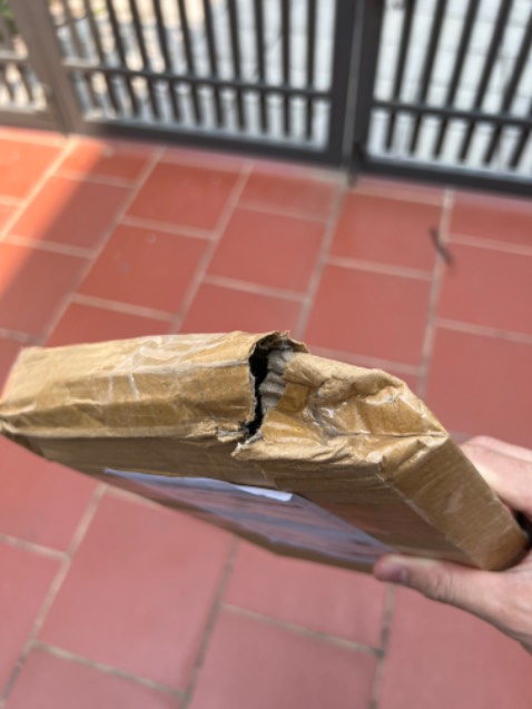 Hộp đóng bên ngoài bị bục, sách bên trong bị rách lớp bóng kính