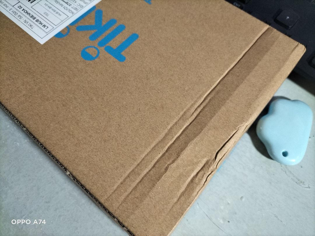 sách không được bọc kĩ lắm hơi bụi mặc dù mua cùng ở tiki nhưng một cuốn được bọc còn cuốn này thì ko nhưng may là là ko móp nên cũng chấp nhận được ko sao.Nch là mng nên mua về đọc thử