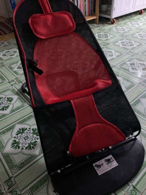 Em bé còn nhỏ, cổ chưa cứng khi ngồi ghế bị gập cổ, không sử dụng được.